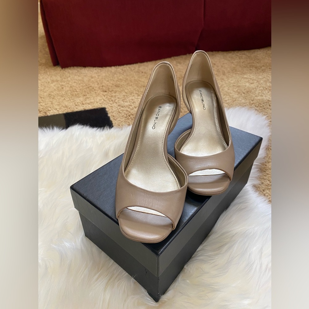Bandolino peep toe, kitten heels size 7 1/2